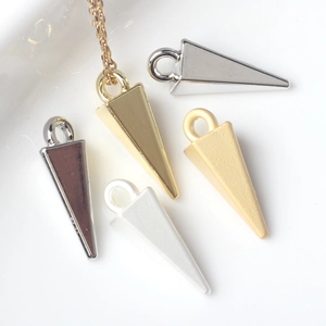 Ciondoli a Piramide Geometrica in Lega di Zinco Charms Minimalisti per Produzione Fai-da-te Collane Bracciali Gioielli