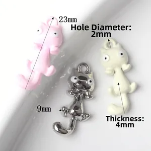 DIY Katzen-Anhänger aus Emaille in Rosa und Weiß mit Maßen von 23x9mm und Ösen