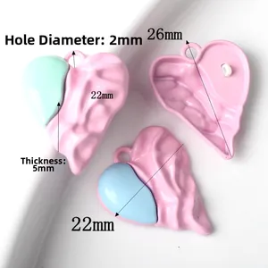 Colgantes de corazón en resina rosa y azul para joyería DIY vistos desde varios ángulos