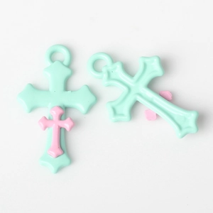 Detail van muntgroene en roze gelaagde kruishanger voor het maken van DIY-sieraden