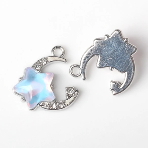 Detailansicht von Silber Stern- und Mondanhängern mit blauem Opal-Inlay und Strasssteinen