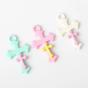 Minimalistische kruishangers in pastelkleuren voor DIY-sieraden in drie kleuren