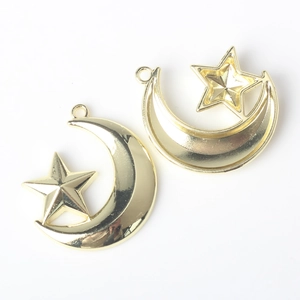 Détails macro de pendentifs lune et étoile en alliage pour création de bijoux DIY