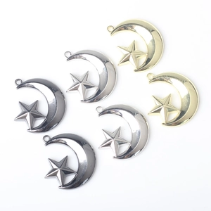 Ensemble de pendentifs lune et étoile minimalistes en finitions or, argent et noir fusil