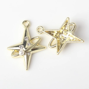 Detailansicht goldener Sternanhänger mit Perlen und Zirkonia für DIY-Schmuck