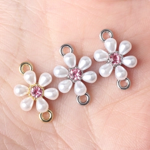 DIY bloemenbedels met waterdruppelparels en roze kristallen in goud en zilver
