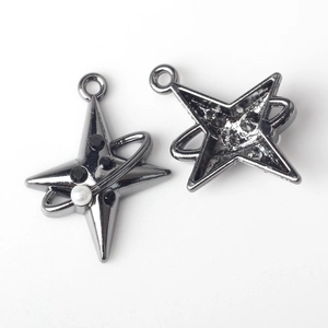 Detailansicht eines Sternanhängers in Gunmetal mit schwarzen Zirkonia und weißer Perle