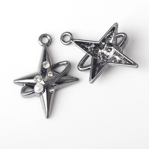 Detail von dunkelsilbernem Sternanhänger mit Ring, Perle und Strass für DIY-Schmuckbau