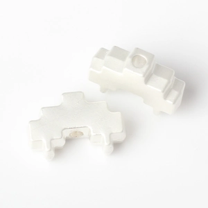 Macro-opname van mat zilveren geometrische blokkralen met centraal gat voor DIY sieraden