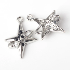 Details von Sternanhängern mit Zirkonia und Perlen für DIY-Schmuckherstellung aus Metall
