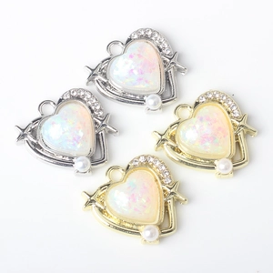 Colgante de corazón con resina iridiscente y perlas para creación de joyas artesanales