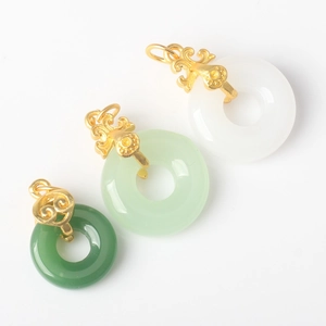 Dettaglio di tre ciondoli Ping An Kou in finta giada nei colori bianco, verde chiaro e scuro