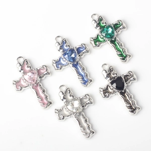 Vintage kruishangers met emaille en hartvormige edelstenen voor doe-het-zelf sieraden