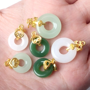 Tre colori di ciondoli Jade Ruyi Pingan Kou con fermagli a nuvola dorata sulla mano