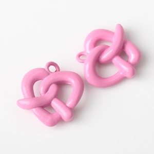 Primer plano de colgantes de pretzel rosa esmaltado para creación de joyas y pulseras DIY