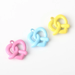 Colgantes de pretzel en aleación mate colorida para joyería DIY en rosa azul y amarillo