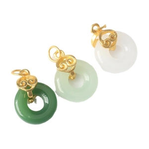 Tre ciondoli Ruyi Ping'an in verde scuro, verde chiaro e bianco con calotte dorate