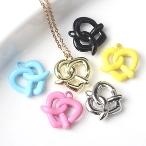 Colgantes de Aleación de Corazón Pretzel para Hacer Joyas DIY Collar Pulsera Accesorios de Corazón de Metal Pintado Minimalista