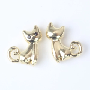 Vue détaillée du pendentif chaton 3D en or poli avec accents en strass scintillants