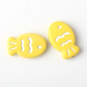 Dettaglio di perline a forma di pesce giallo in lega smaltata per gioielli fai-da-te
