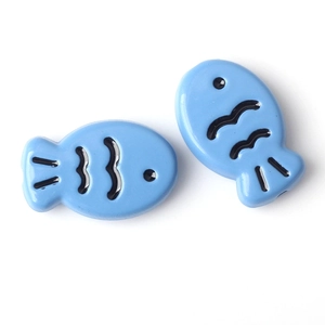 Dettaglio di perline a forma di pesce in smalto azzurro per gioielli fai-da-te con squame