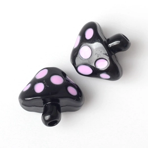 Dettaglio delle perline a fungo a pois neri e rosa per gioielli e bracciali fai da te