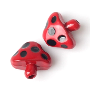 Dettaglio macro di perlina a fungo rosso con pois neri per creazione gioielli fai-da-te