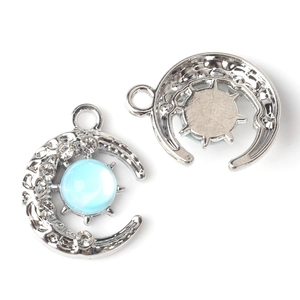 Détails macro des pendentifs soleil et lune en alliage avec perles bleues et strass
