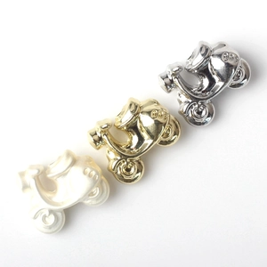 Tre perline ciondolo a forma di moto in lega nei colori argento oro e bianco perla