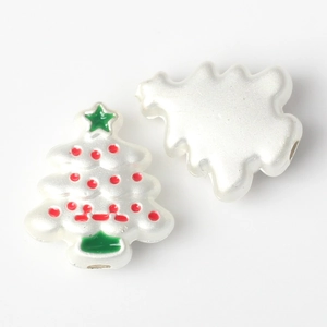 Macro-opname van kerstboom kralen van legering met email voor DIY sieraden maken