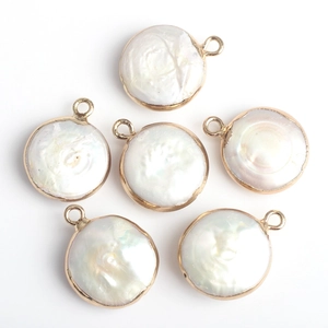 Set di sei ciondoli con perle barocche tonde e bordi dorati per creazione di gioielli