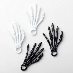Skeletthand-Anhänger in Schwarz und Weiß für DIY-Halloween-Schmuckzubehör