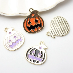Vista macro de dijes de calabaza de Halloween con ojos de estrella y textura de rejilla