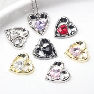 Pendentifs cœur en alliage avec cristaux facettés de couleurs variées sur plat blanc
