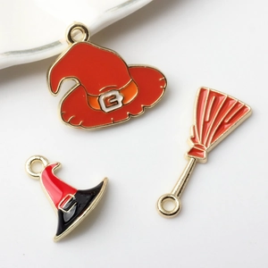 Halloween Hexenhut und Besen Anhänger aus rot-schwarzer Legierung für DIY-Schmuck