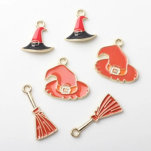 Halloween Emaille Anhänger Set mit Hexenhüten und Besen auf goldener Legierung