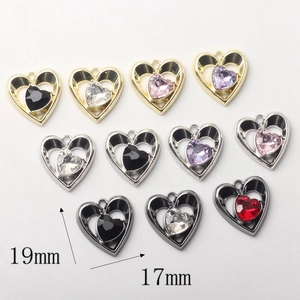 Détail macro de pendentifs en cristal en forme de cœur mesurant 19mm sur 17mm