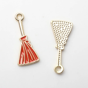 Detail eines roten Emaille-Besenanhängers für DIY-Schmuck mit Vorder- und Rückseite