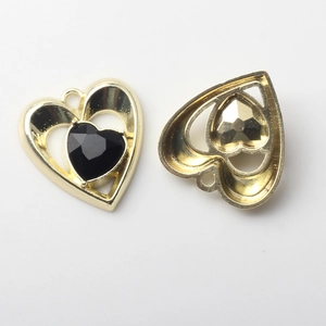 Détails recto et verso de breloques cœur dorées avec pierres noires pour bijoux DIY