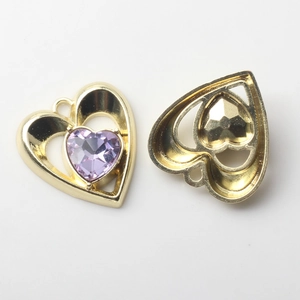 Détail de pendentifs en forme de cœur dorés avec cristaux violets pour bijoux DIY