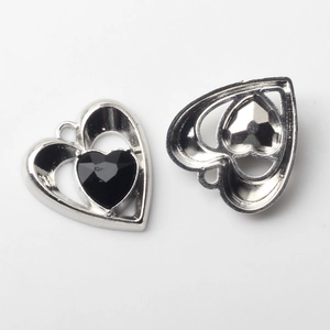 Détail du pendentif cœur en argent avec cristal noir et dos évidé pour bijoux DIY