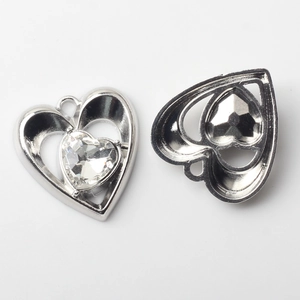 Vue détaillée de pendentifs cœur argentés avec cristal facetté pour création de bijoux