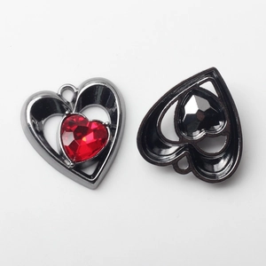 Détail de pendentifs en forme de cœur rouge avec cadres en alliage noir pour bijoux DIY