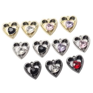 Collection de pendentifs en forme de cœur avec cristaux de plusieurs couleurs et placages