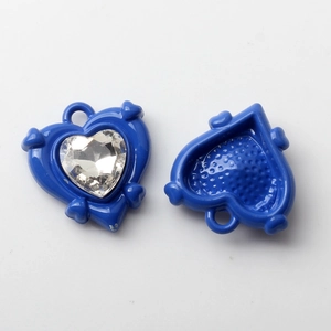 Detail von blauem Herzanhänger mit Kristall und Wabenmuster für DIY Schmuckherstellung
