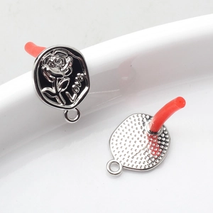 Makro-Detail des silbernen ovalen Rosenanhängers mit LOVE-Gravur für DIY-Schmuck