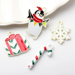 Weihnachtsthema Legierung Emaille Tropföl Anhänger Für Schmuckherstellung DIY Pinguin Schneeflocke Geschenkbox Zuckerstange