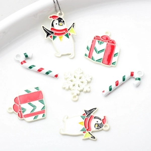 Bunte Weihnachtsanhänger aus Legierung mit Pinguinen, Geschenkboxen und Schneeflocken