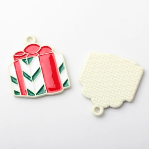 Details der bunten Emaille-Weihnachtsgeschenk-Anhänger mit strukturierter Rückseite