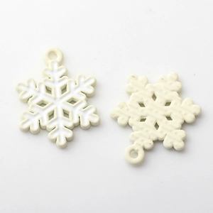 Makro-Detail von Schneeflocken-Anhängern aus Legierung mit Emaille und Rückansicht für DIY